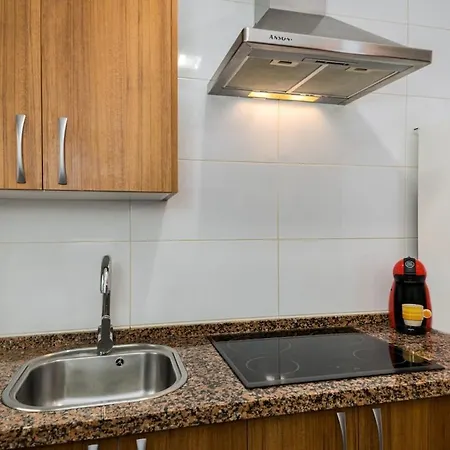 C54 - Homey 2 Bedroom In Town Apartman