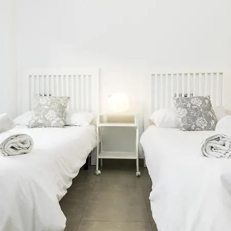 C54 - Homey 2 Bedroom In Town Apartman