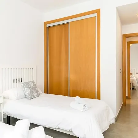 C54 - Homey 2 Bedroom In Town Apartman *